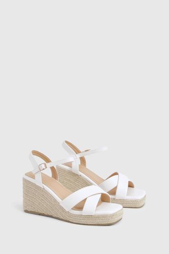 Wide Fit Square Toe Cross Strap Wedges | Taille 41 - boohoo - Modalova