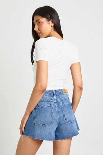 Short En Jean Taille Haute À Ourlet Brut | Taille 44 - boohoo - Modalova