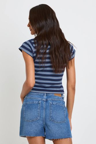 Short mini en denim pour grandes tailles | Taille 44 - boohoo - Modalova