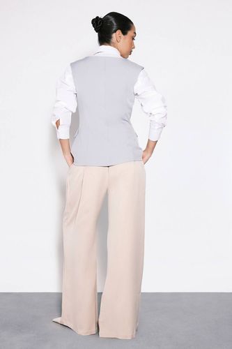 Pantalon sur mesure plissé taille basse à jambes larges | Taille 44 - boohoo - Modalova