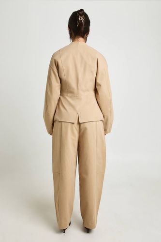 Pantalon en sergé ajusté à jambe tonneau | Taille 44 - boohoo - Modalova