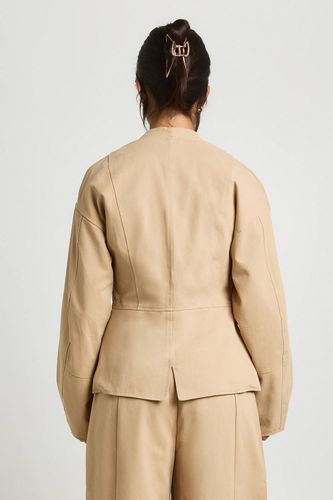 Blazer en sergé ajusté à manches baril | Taille 44 - boohoo - Modalova