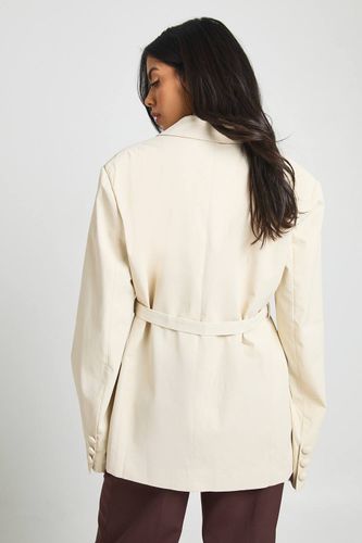 Premium Woven Oversized Cinched Waist Belted Blazer | Taille 44 - boohoo - Modalova