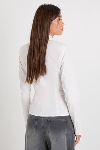 Chemise cintrée en popeline de coton à crochet et œillet | Taille 44 - boohoo - Modalova