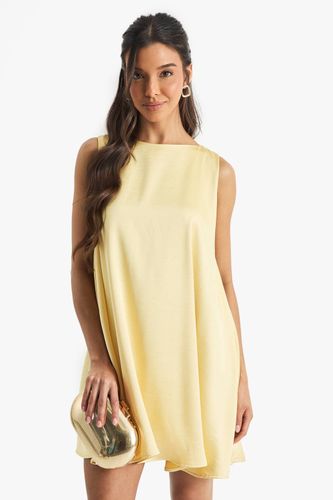 Robe portefeuille en satin texturé à encolure échancrée et dos noué | Taille 46 - boohoo - Modalova