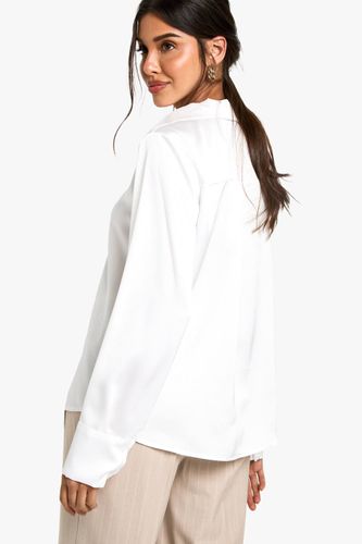 Chemise en satin à boutons et col en V | Taille 44 - boohoo - Modalova