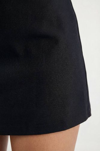 Basic Woven Mini Skort | Taille 44 - boohoo - Modalova