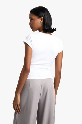 Haut à boutons intégrés en maille côtelée à manches cap | Taille 42 - boohoo - Modalova