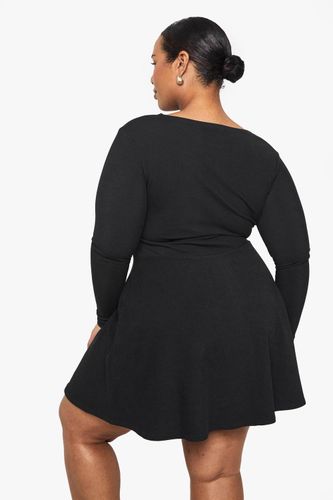 Robe mini skateur grande taille à côtes et boutonnée | Taille 48 - boohoo - Modalova