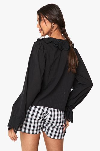 Chemisier à volants, broderie et détails de nœud | Taille 38 - boohoo - Modalova