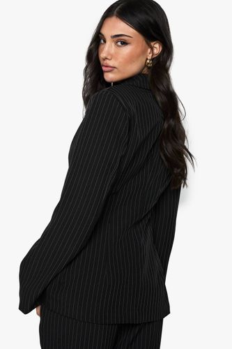 Blazer structuré à fines rayures | Taille 44 - boohoo - Modalova