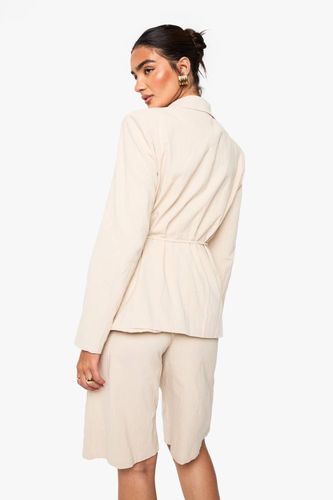 Blazer en lin enveloppant avec détail de ceinture ornée de perles | Taille 44 - boohoo - Modalova