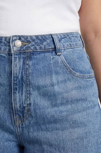 Short En Jean Grande Taille Jambe Large Et Évasée | Taille 54 - boohoo - Modalova