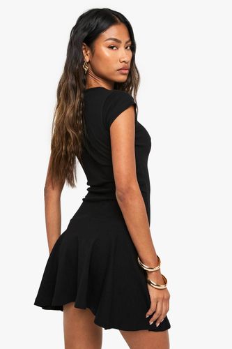 Mini robe à encolure ras du cou et manches cap | Taille 46 - boohoo - Modalova