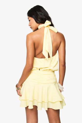 Robe mini à encolure halter, jupe texturée à fronces et volant | Taille 42 - boohoo - Modalova