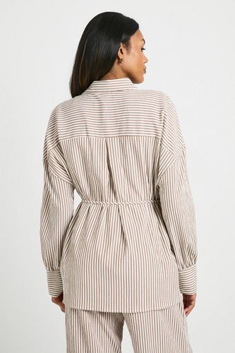Chemise rayée de maternité à nouer à la taille | Taille 44 - boohoo - Modalova