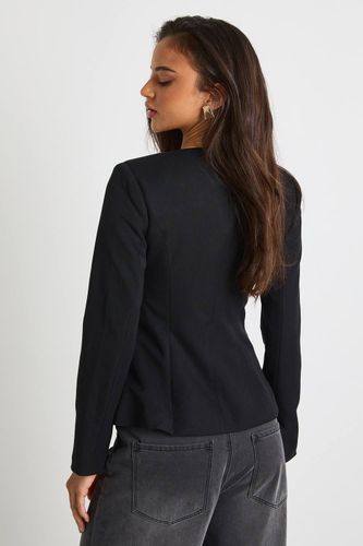 Blazer sur mesure sans col avec garniture dorée | Taille 44 - boohoo - Modalova