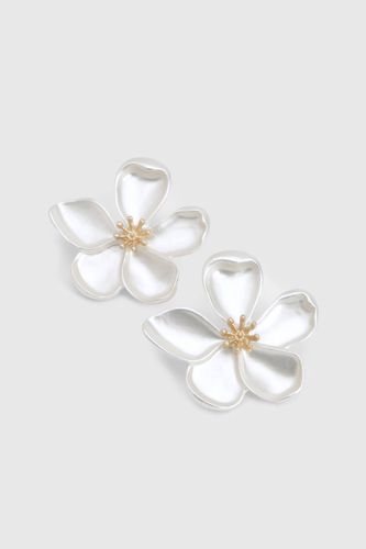 Boucles d'oreilles à clous fleuris brossées - boohoo - Modalova