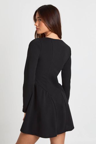 Robe mini à manches longues, encolure carrée et jupe ample | Taille 46 - boohoo - Modalova