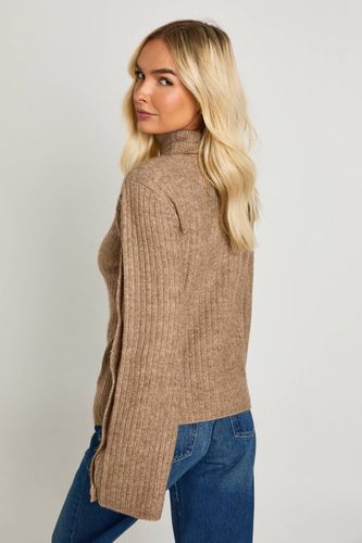 Pull en maille ultra-doux à col montant avec détails de manches à boutons | Taille Medium - boohoo - Modalova