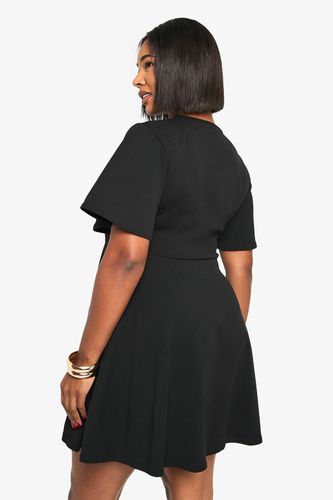 Robe patineuse Plus à manches d’ange plissées | Taille 52 - boohoo - Modalova