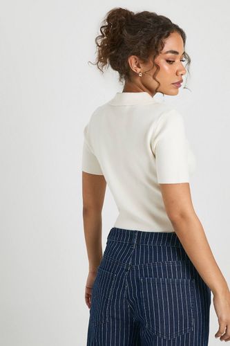 Haut court en maille compacte à col zippé et manches courtes | Taille Medium - boohoo - Modalova