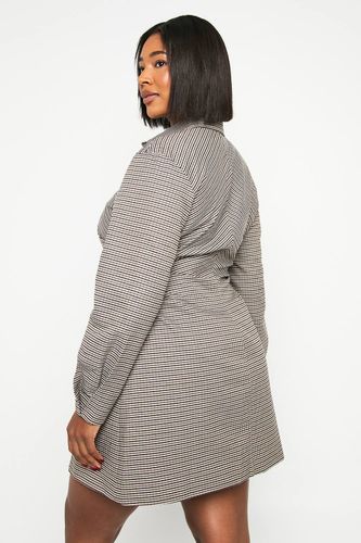 Robe chemise à fronces latérales Plus Check | Taille 48 - boohoo - Modalova