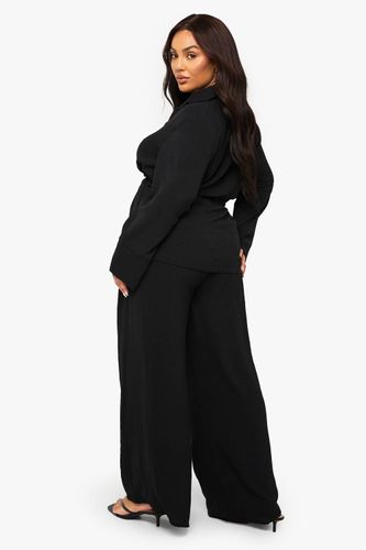 Ensemble de chemise tissée à nouer à la taille et pantalon grande taille | Taille 48 - boohoo - Modalova