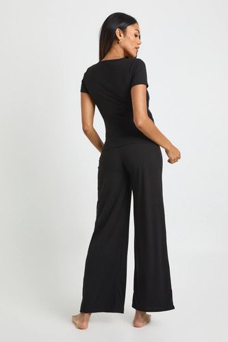 Ensemble de détente maternité en côtes douces : top enveloppant & pantalon de détente | Taille 44 - boohoo - Modalova