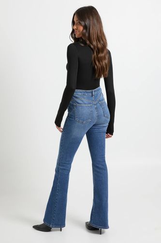 Jean évasé taille haute effet remonte-fesses | Taille 44 - boohoo - Modalova