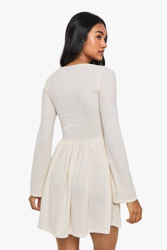 Robe mini à boutons avec ourlet ruche | Taille 44 - boohoo - Modalova