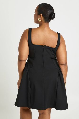 Robe patineuse Plus à fines bretelles et encolure carrée | Taille 46 - boohoo - Modalova
