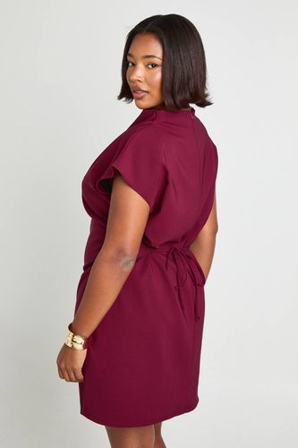 Robe chemise asymétrique ruchée à manches cap en taille plus | Taille 48 - boohoo - Modalova