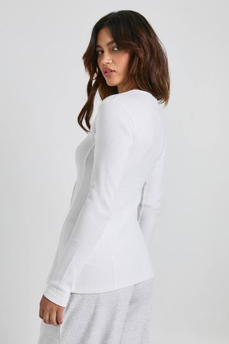 Haut long côtelé à boutons-pression sur le devant | Taille 44 - boohoo - Modalova