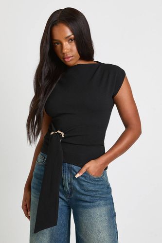 Top en crêpe à col rond, garniture dorée, détail ceinture | Taille 42 - boohoo - Modalova
