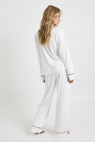 Ensemble De Pyjama Chemise À Manches Longues Et Pantalon Avec Détail De Passepoil En Jersey Petite | Taille 44 - boohoo - Modalova