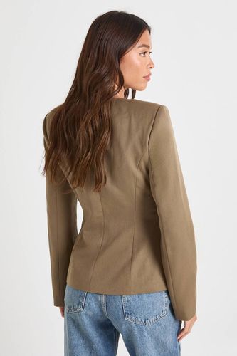 Blazer ajusté sans col à garniture dorée | Taille 44 - boohoo - Modalova