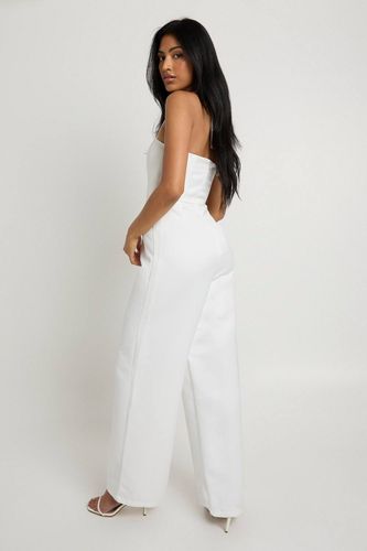 Combinaison une-pièce en satin premium, corset à baleines, à encolure halter et jambes larges | Taille 44 - boohoo - Modalova