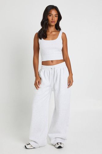 Crop top petite à l'ourlet plongeant 3 pièces survêtement à capuche | Taille Medium - boohoo - Modalova