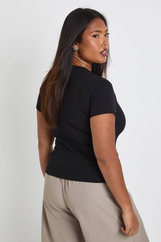 Haut Ajusté Côtelé À Manches Courtes Basique Grande Taille | Taille 48 - boohoo - Modalova