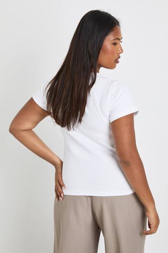 Haut Ajusté Côtelé À Encolure Dégagée Et Manches Courtes Grande Taille | Taille 52 - boohoo - Modalova