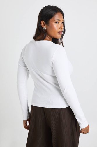 Plus Basic haut ajusté à manches longues en maille côtelée, à encolure échancrée et coupe longiligne | Taille 48 - boohoo - Modalova