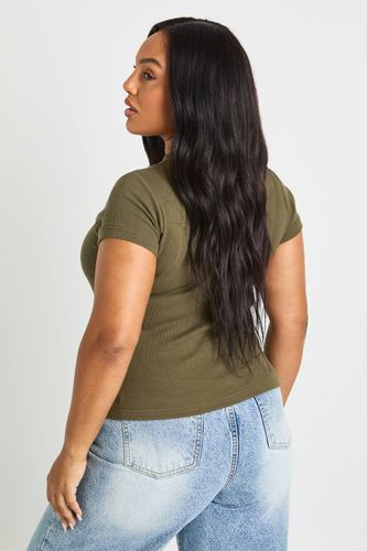 Haut Ajusté Côtelé À Manches Courtes Grande Taille | Taille 48 - boohoo - Modalova