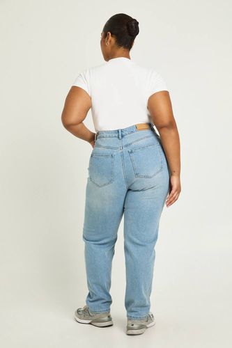 Le Jean Mom Taille Haute Plus | Taille 28/30L - boohoo - Modalova