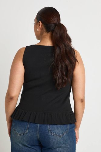 Haut grande taille à col boutonné et ourlet à volants | Taille 46 - boohoo - Modalova