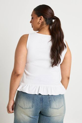 Haut Plus à boutons sur le devant et ourlet à volants | Taille 48 - boohoo - Modalova