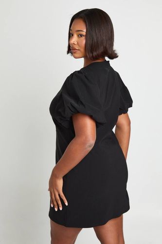 Robe chemise grande taille à manches bouffantes avec détail de garniture dorée | Taille 48 - boohoo - Modalova