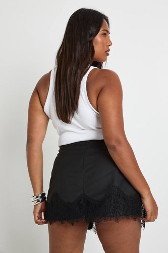 Jupe mini en crêpe avec bordure en dentelle Plus | Taille 48 - boohoo - Modalova