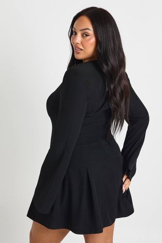 Robe mini plissée sur mesure avec détail de boucle | Taille 48 - boohoo - Modalova