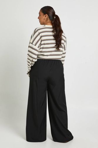 Pantalon Grande Taille À Jambes Larges En Tissu Tissé Avec Taille Élastique Et Cordon De Serrage | Taille 48 - boohoo - Modalova